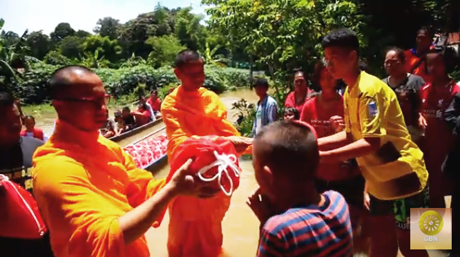 มูลนิธิธรรมกายและวัดพระธรรมกายช่วยผู้ประสบภัยน้ำท่วม จ.อุบลราชธานี