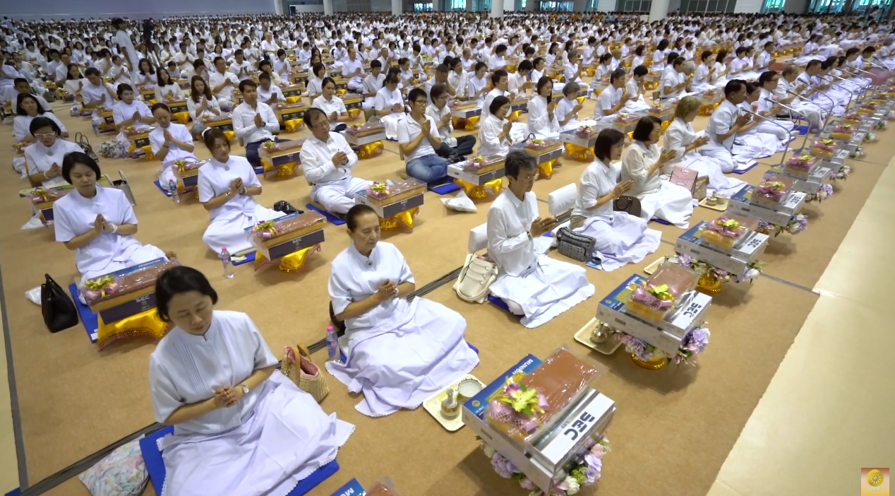 พิธีถวายผ้าอาบน้ำฝนและประทีปโคมไฟ