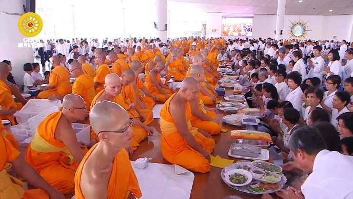 พิธีสวดพระพุทธมนต์ และถวายภัตตาหารเป็นสังฆทาน