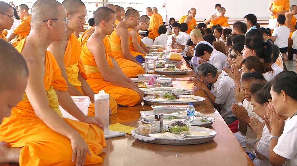 พิธีถวายภัตตาหารเป็นสังฆทาน	