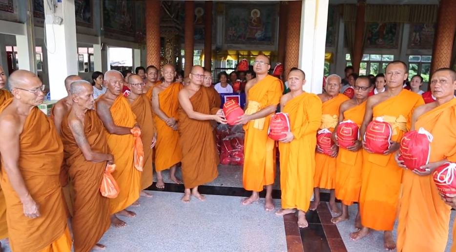 มูลนิธิธรรมกายและวัดพระธรรมกาย มอบของผู้ประสบภัยน้ำท่วม จ.ร้อยเอ็ด