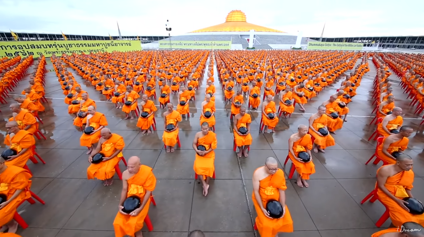 พิธีตักบาตรพระใหม่ รุ่นบูชาธรรมมหาปูชนียาจารย์ พ.ศ.2562