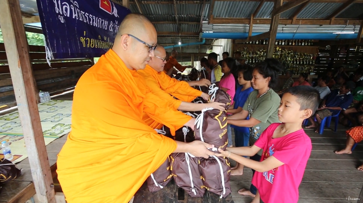  มูลนิธิธรรมกายมอบของช่วยน้ำท่วม จ.เพชรบุรี